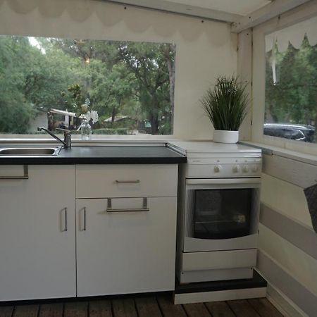 Chalets Met Buitenkeuken Op Camping Lei Suves - Joycasa Roquebrune-sur Argens Bagian luar foto