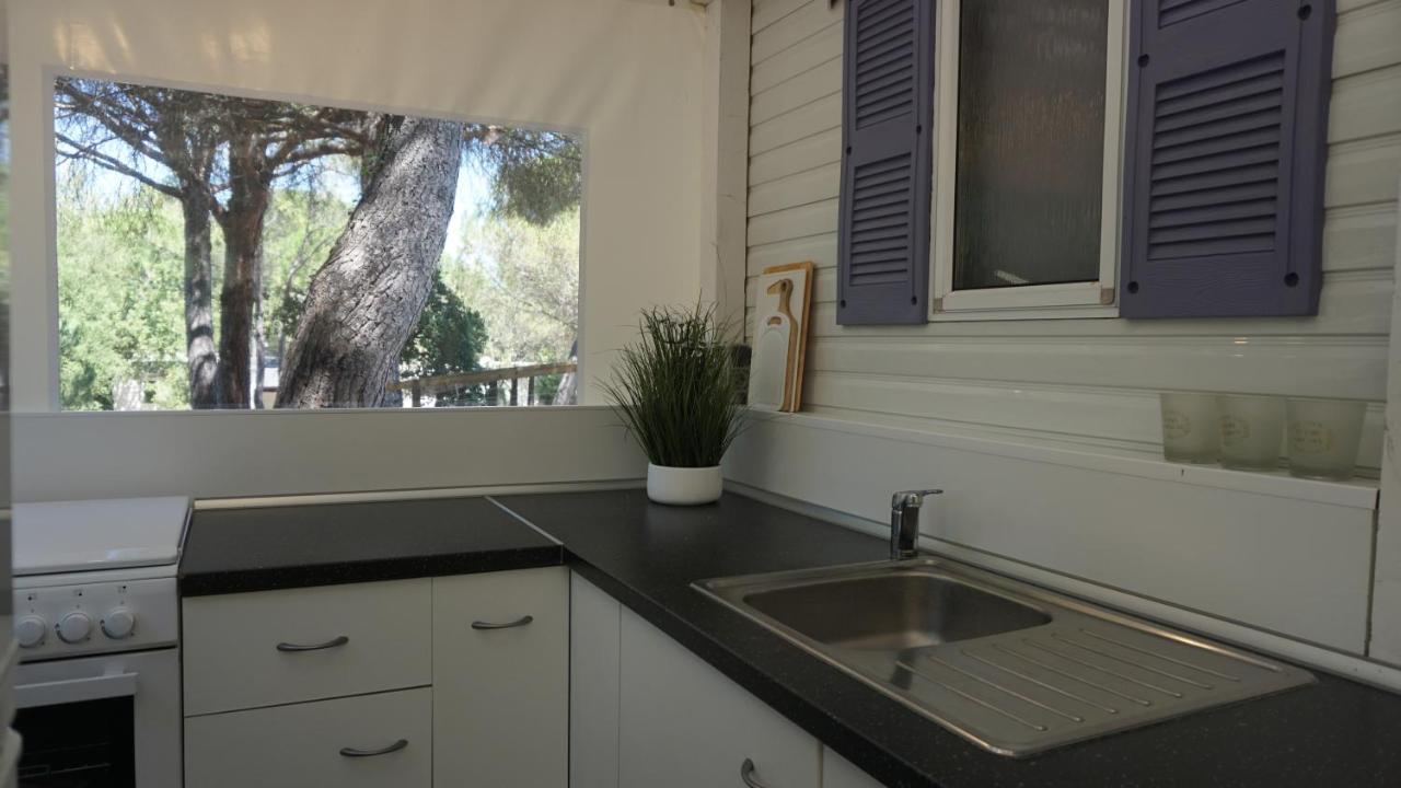 Chalets Met Buitenkeuken Op Camping Lei Suves - Joycasa Roquebrune-sur Argens Bagian luar foto
