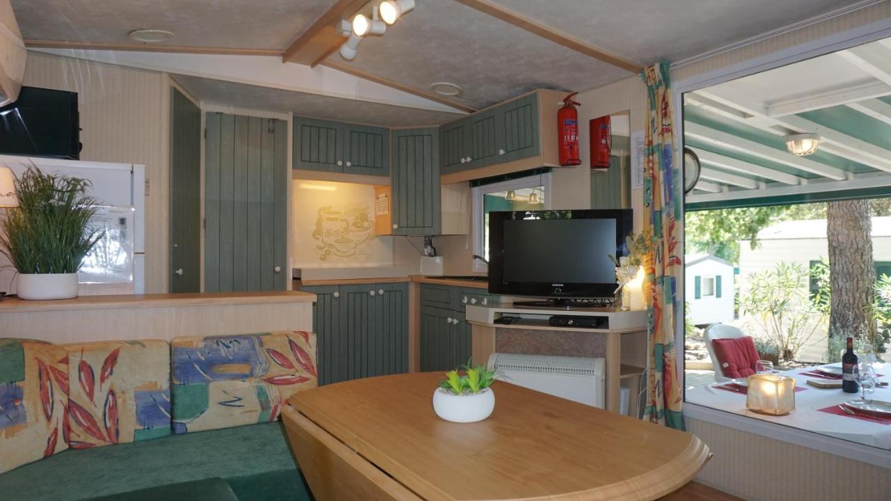 Chalets Met Buitenkeuken Op Camping Lei Suves - Joycasa Roquebrune-sur Argens Bagian luar foto