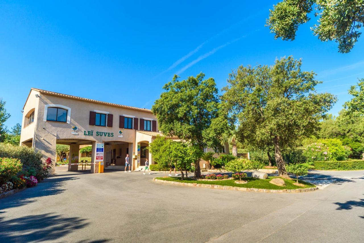 Chalets Met Buitenkeuken Op Camping Lei Suves - Joycasa Roquebrune-sur Argens Bagian luar foto
