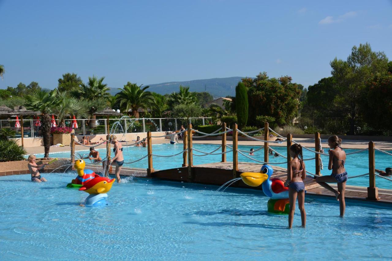 Chalets Met Buitenkeuken Op Camping Lei Suves - Joycasa Roquebrune-sur Argens Bagian luar foto