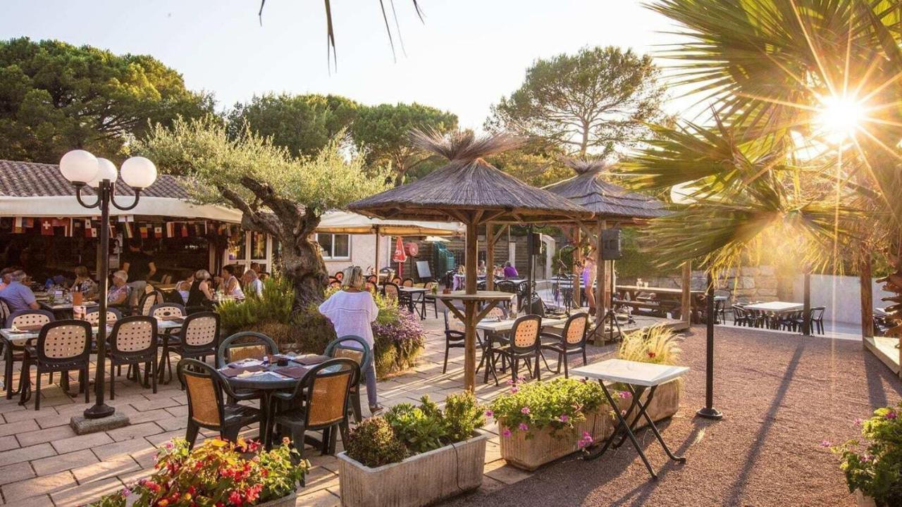 Chalets Met Buitenkeuken Op Camping Lei Suves - Joycasa Roquebrune-sur Argens Bagian luar foto