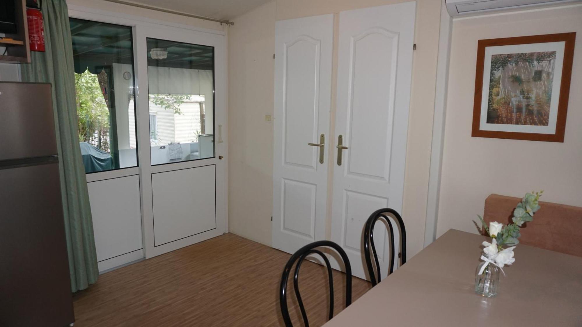 Chalets Met Buitenkeuken Op Camping Lei Suves - Joycasa Roquebrune-sur Argens Ruang foto