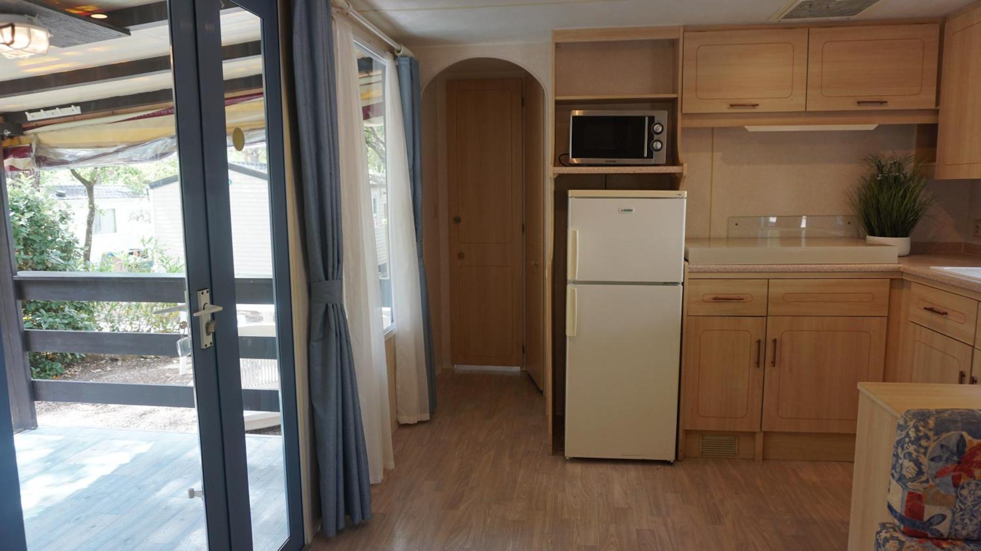 Chalets Met Buitenkeuken Op Camping Lei Suves - Joycasa Roquebrune-sur Argens Ruang foto
