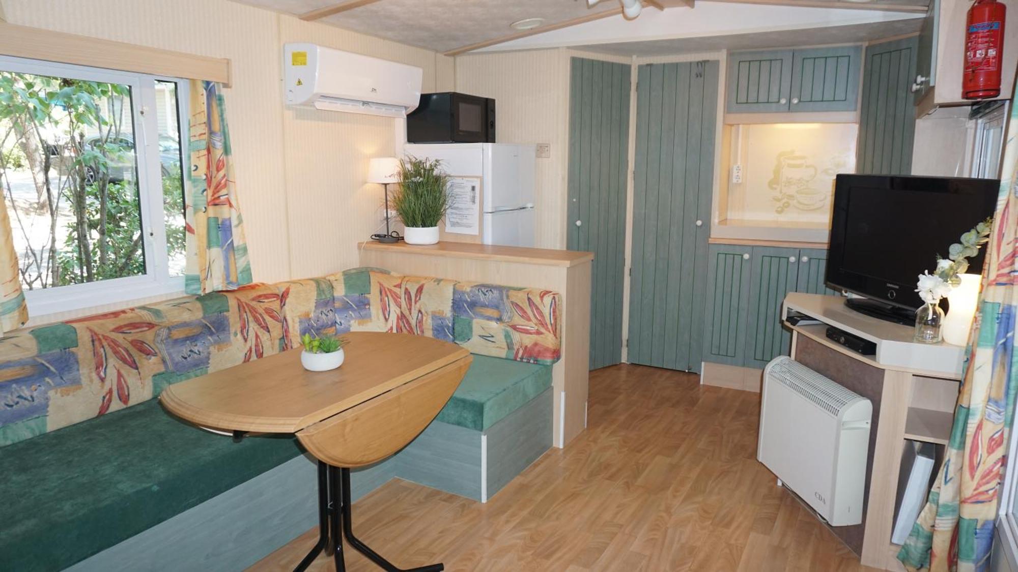 Chalets Met Buitenkeuken Op Camping Lei Suves - Joycasa Roquebrune-sur Argens Ruang foto