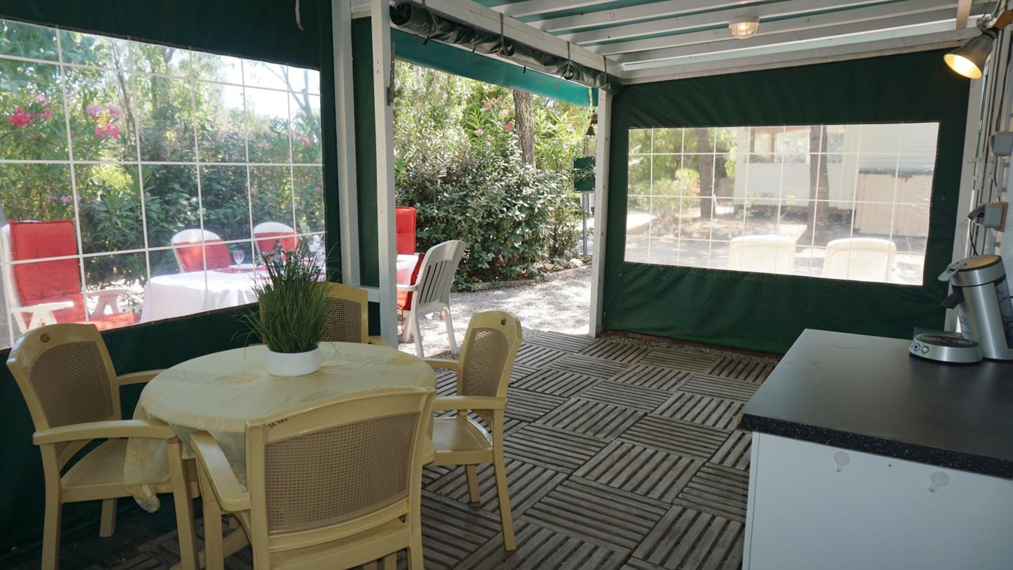 Chalets Met Buitenkeuken Op Camping Lei Suves - Joycasa Roquebrune-sur Argens Ruang foto