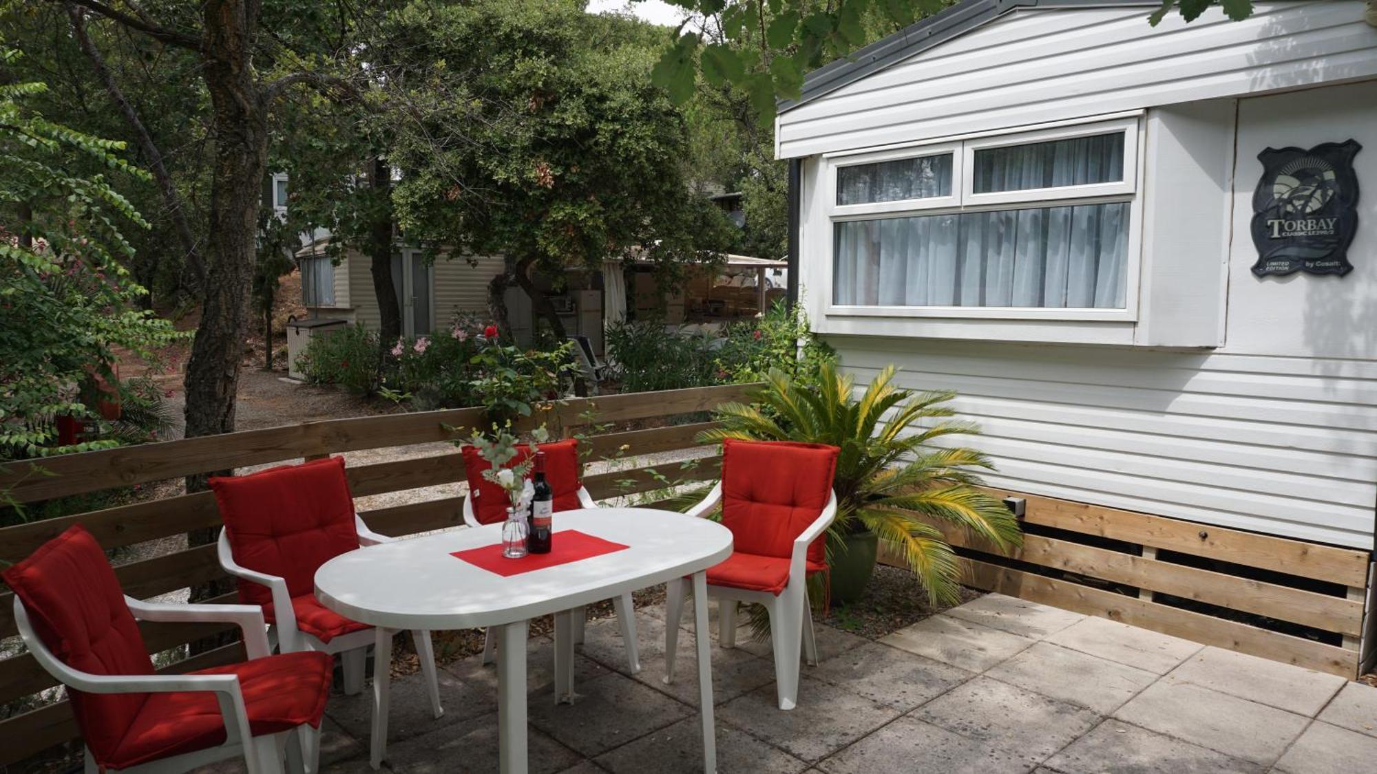 Chalets Met Buitenkeuken Op Camping Lei Suves - Joycasa Roquebrune-sur Argens Ruang foto