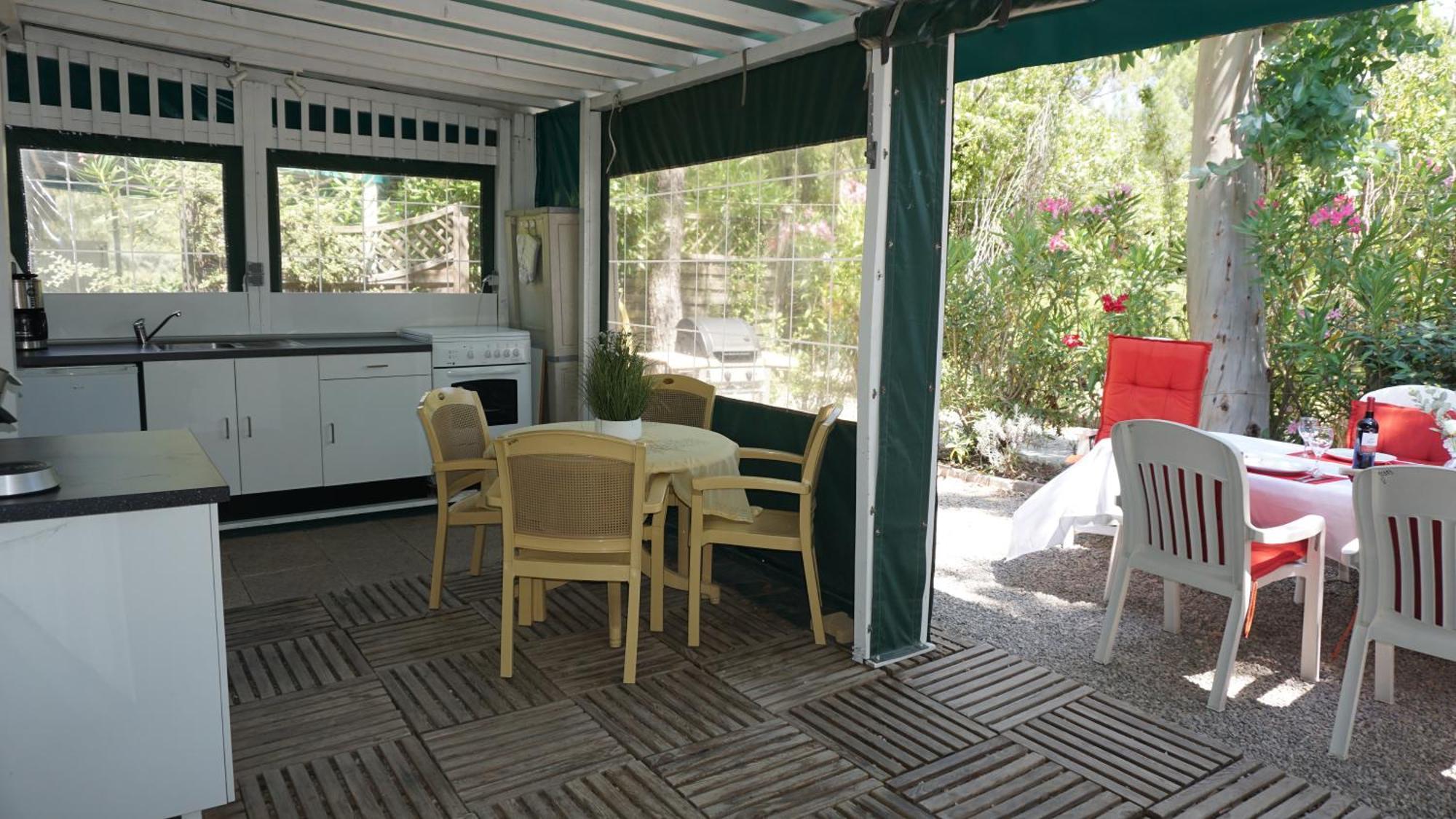 Chalets Met Buitenkeuken Op Camping Lei Suves - Joycasa Roquebrune-sur Argens Ruang foto