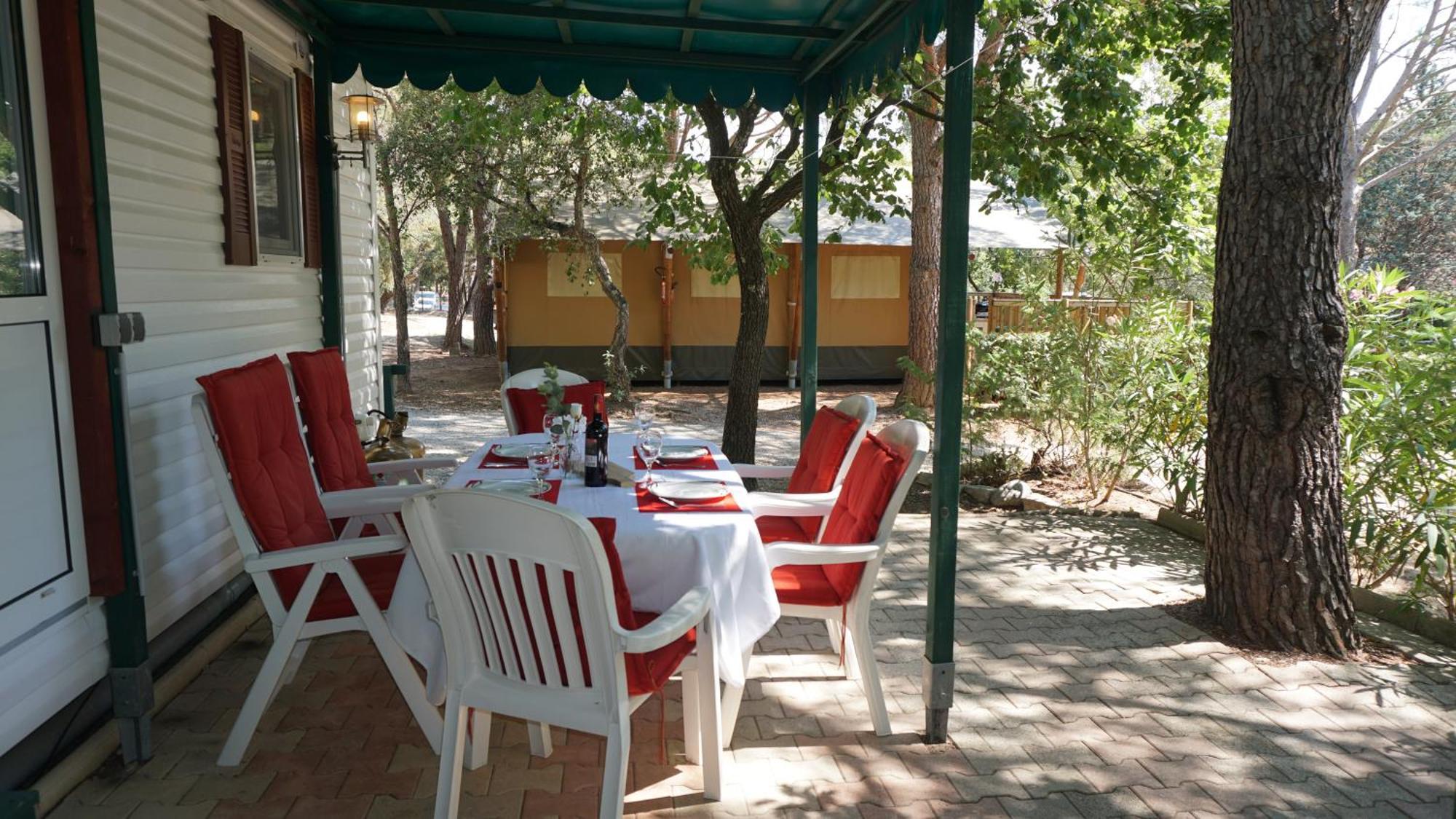 Chalets Met Buitenkeuken Op Camping Lei Suves - Joycasa Roquebrune-sur Argens Ruang foto