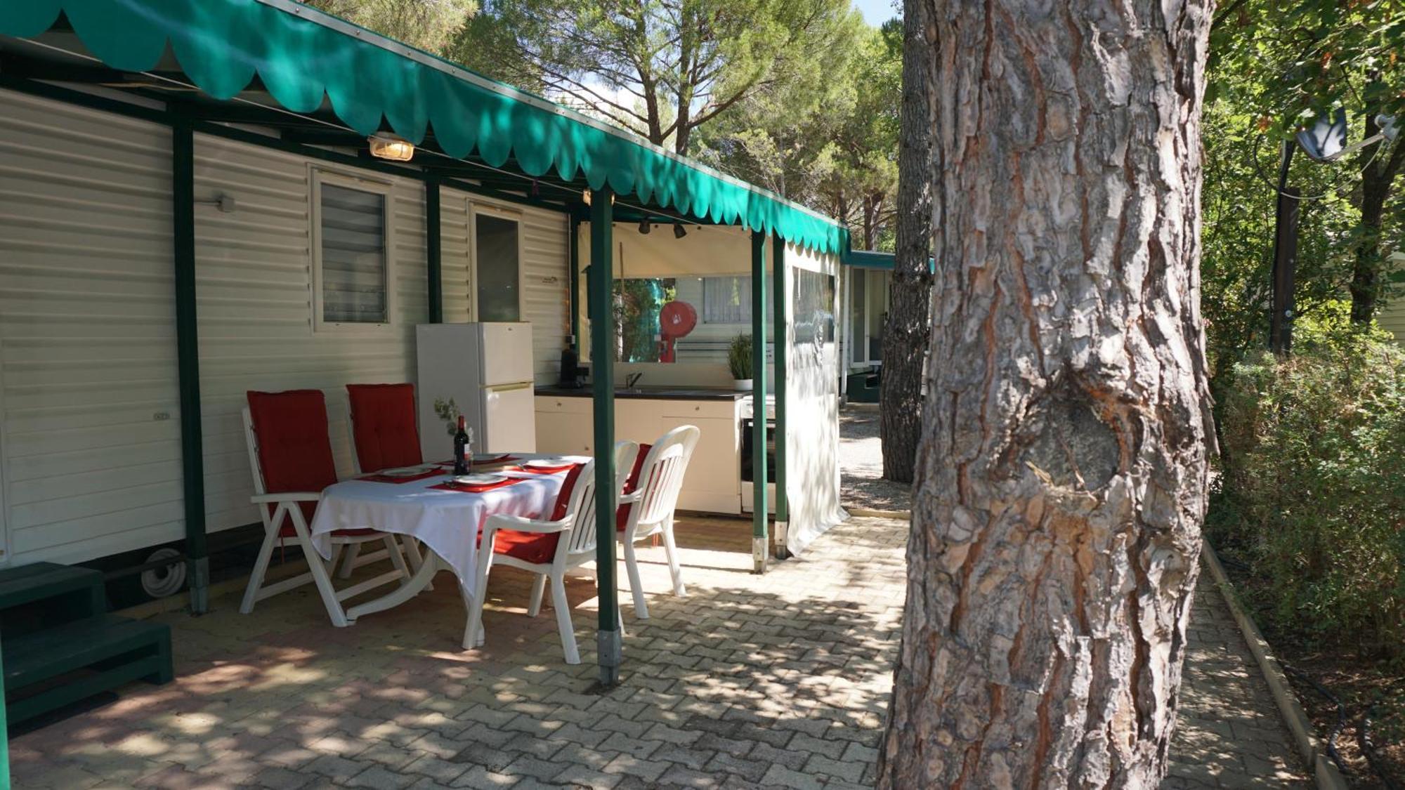 Chalets Met Buitenkeuken Op Camping Lei Suves - Joycasa Roquebrune-sur Argens Bagian luar foto